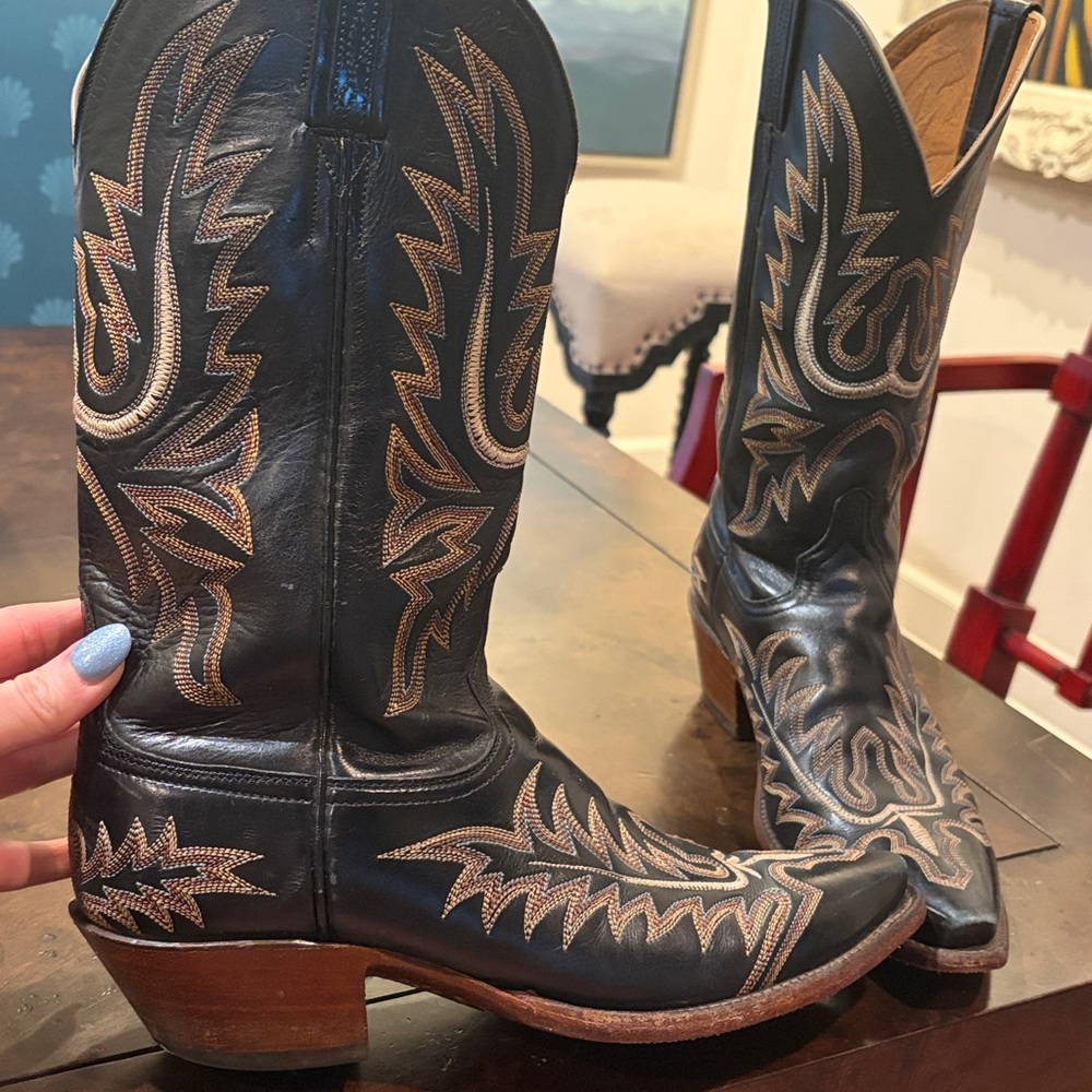 Lucchese women's cowboy boots these are size 8.5 B

Great condition - Picture 6 of 13